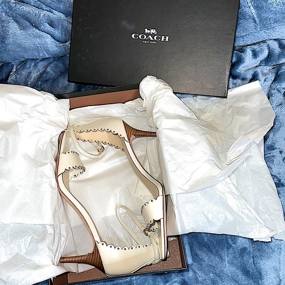 NWT Coach anyone? U can never wrong w/ a COACH 👠 . B Original 👛 💰 🔥 4 U Sis - Picture 9 of 17